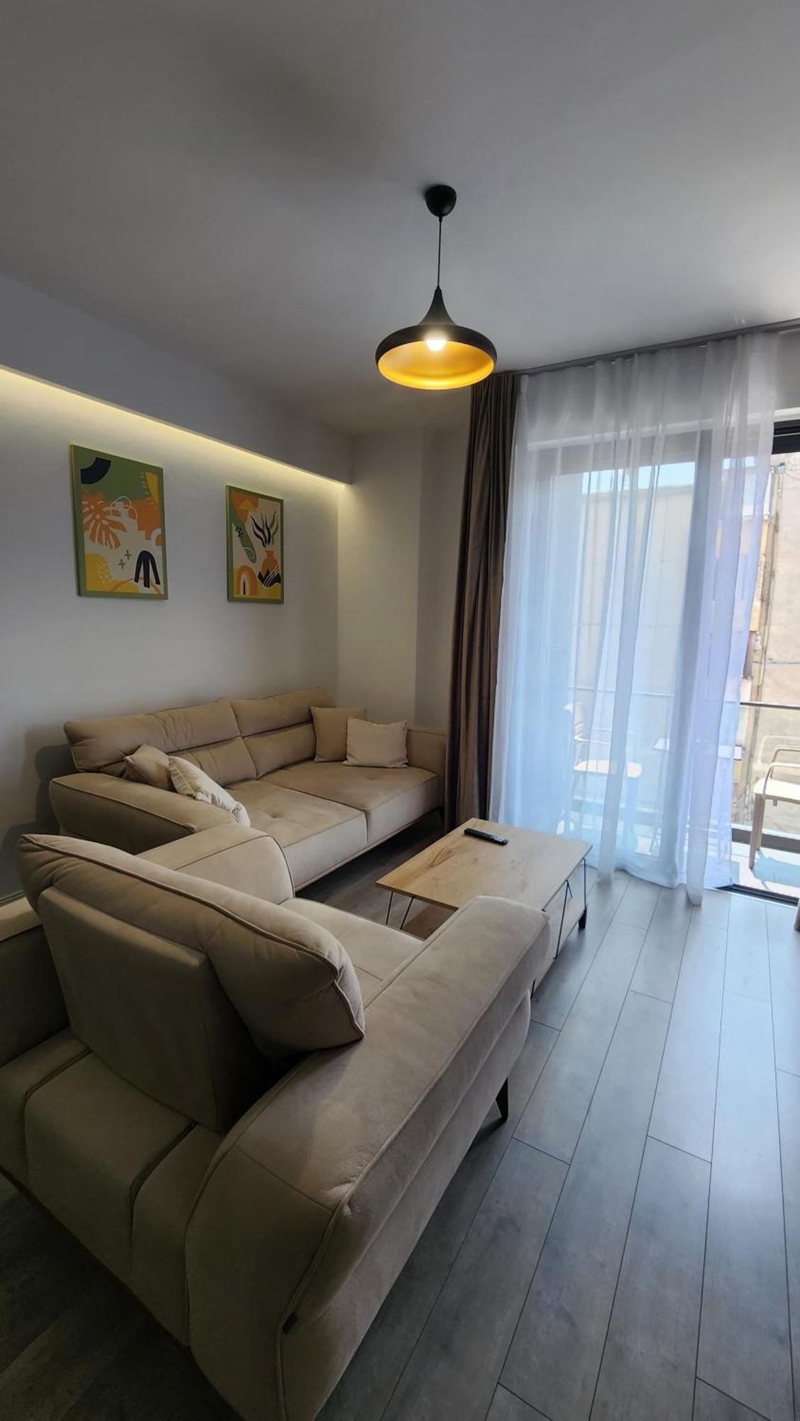 Kalpazo 21 * Tirana
